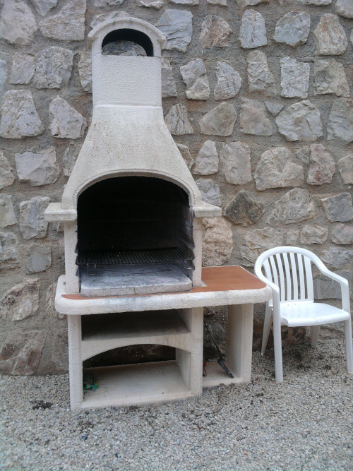 Giardino attrezzato con barbecue